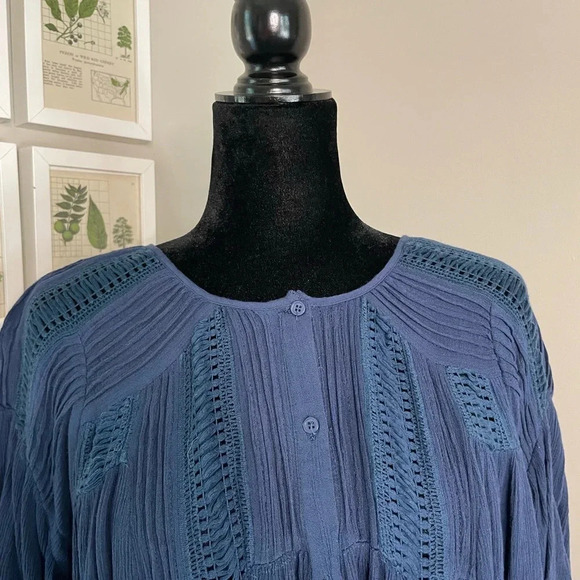 Mono‎ Reno Blue Button Down Tunic Top with Crochet Details - Picture 4 of 9